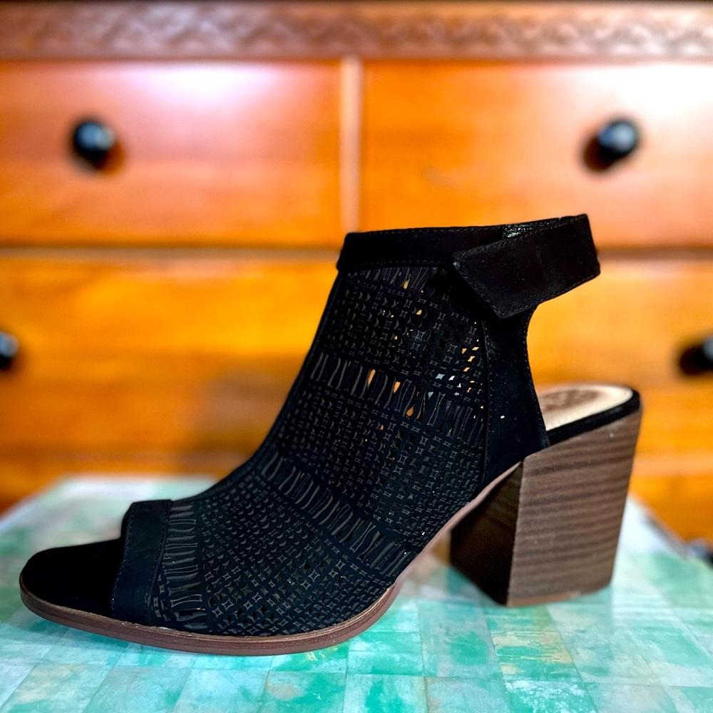 Vince Camuto Keannie Black Nubuck Chunky Heel NWOT